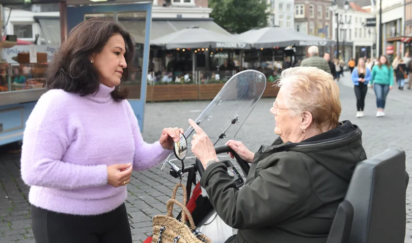 Foto van Adriana Hernández en een vrouw in gesprek op de Markt