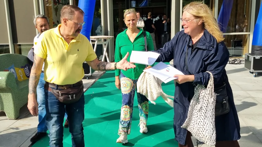 Foto van Cecile Visscher die flyers uitdeelt tijdens de open dag van Weener XL