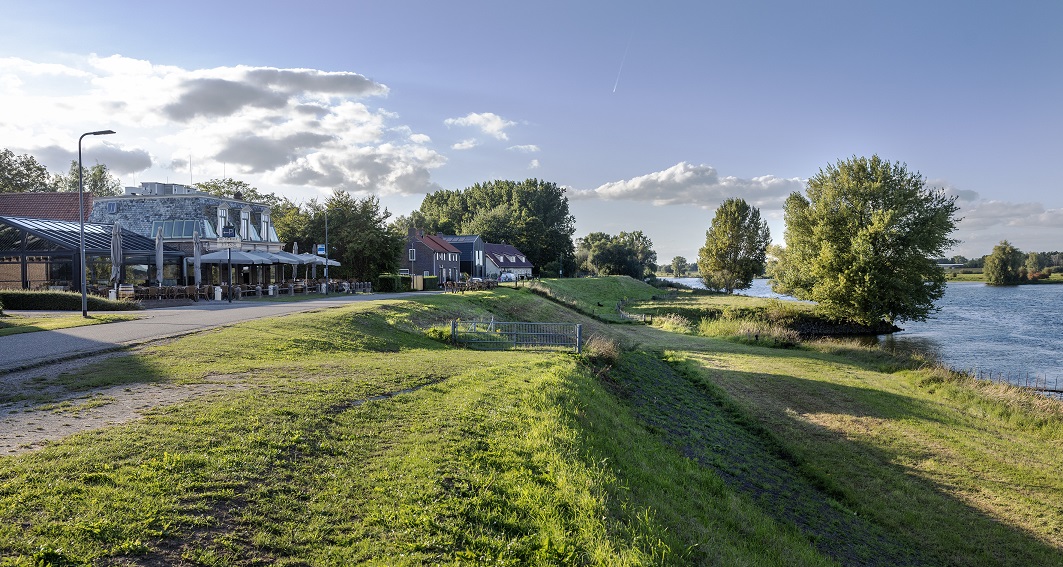 Foto van het Veerhuis op de dijk in Bokhoven