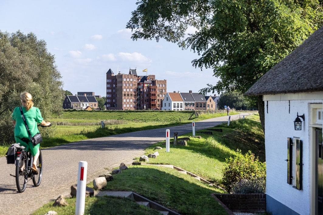 Foto van Engelen gefotografeerd vanaf de dijk op een zomerse dag