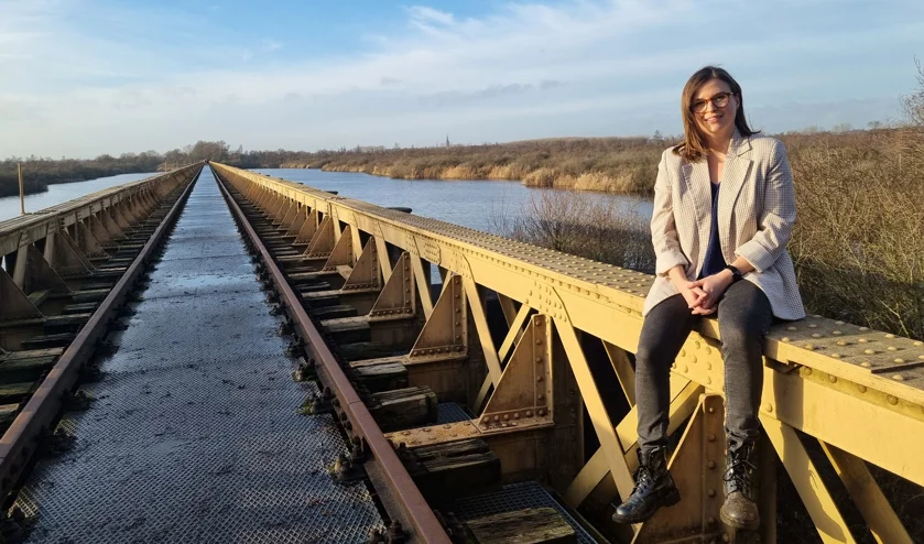 Foto van Eileen Samshuijzen zittend op de Moerputtenbrug