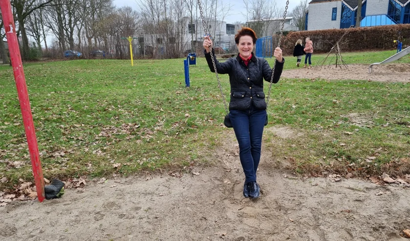 Foto van Hanneke Welten op een schommel in de speeltuin in de wijk 't Ven