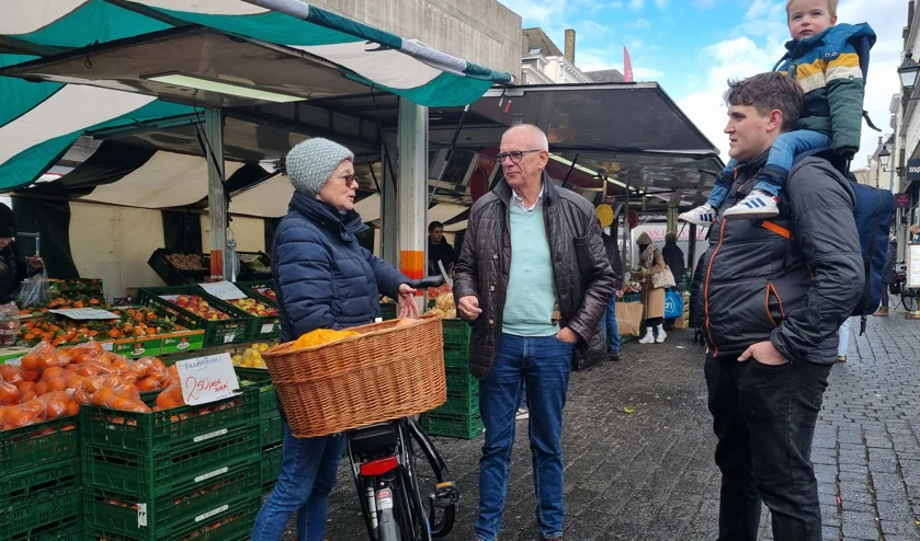 Foto van Joep Gersjes in gesprek met bezoekers op de Markt