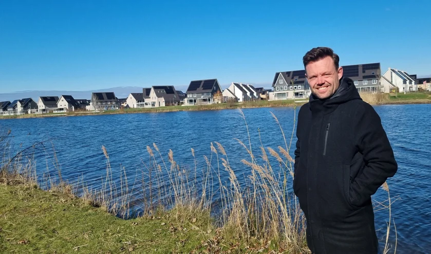 Foto van Johan Kouwenberg die bij het water bij De Groote Wielen staat