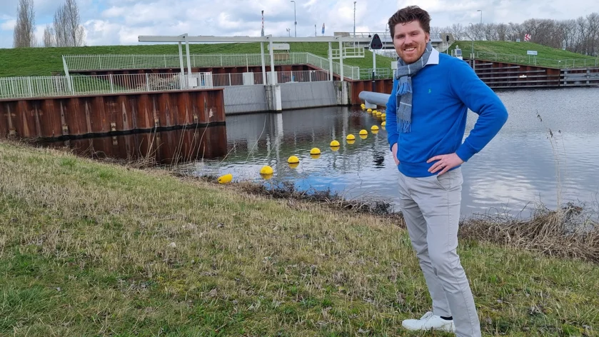 Foto van Joris Broekmeulen die bij de brug over de Maas in Empel staat