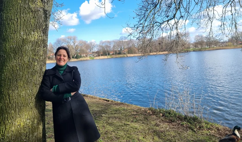 Foto van Judith Hendrickx die tegen een boom aanstaat in het Prins Hendrikpark