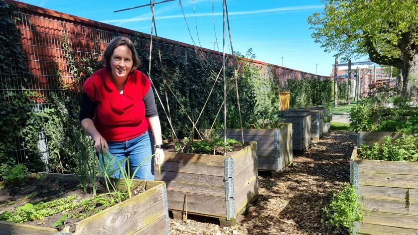 Foto van Nicole Huijbrechts in de moestuin in haar straat