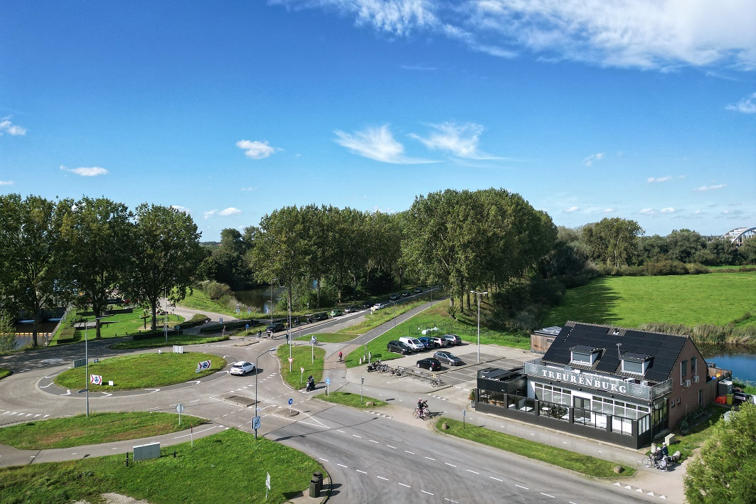 Luchtfoto van Treurenburg café en de rotonde