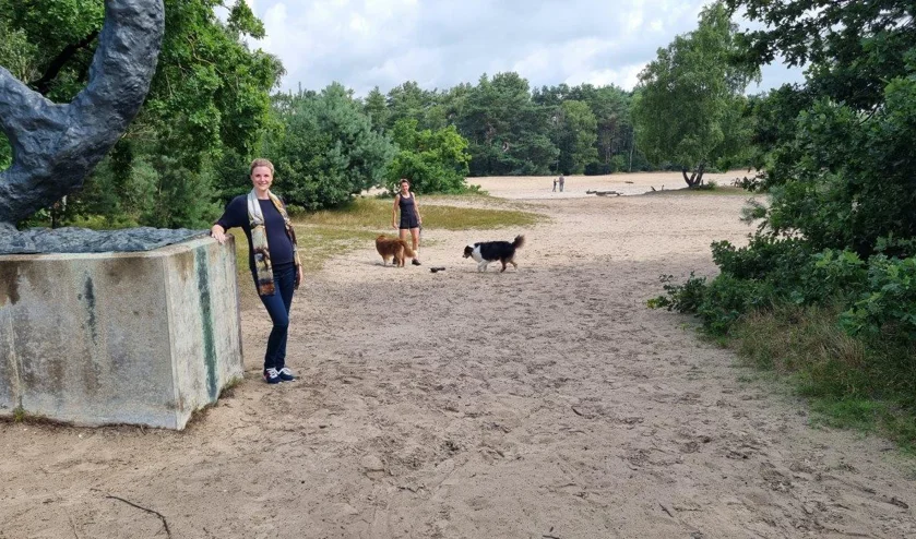 Foto van Wendy de Groot bij de zandverstuiving in Rosmalen